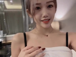 越是漂亮逼越遭罪！活好人还骚刚洗完澡出来就抱到床上干