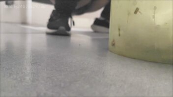 现拍女厕  大黑逼
