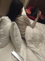 今天周末在游乐场玩了一天，回到酒店老婆冲好凉躺窝里准备睡了，有点累等会还