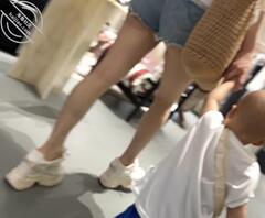 带着孩子的长腿少妇，这个腿不知道操她得有多爽0