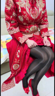 新婚出轨少妇，穿上结婚中式裙褂和我最爱的黑丝让我当一回新郎