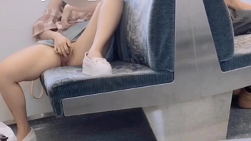 老婆高铁大胆自慰