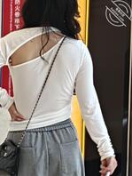 这个小姐姐在公共场合有没有穿内衣？1