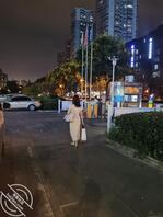 今天这两个女孩挺好看的，一个还穿的超短裙，就是拍的质量不行，大家凑合看2