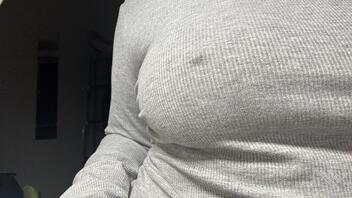 偷偷在宿舍让奶子喘口气 舍友拉帘子睡觉了好刺激呀