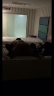 住宾馆被隔壁情侣夫妻大半夜做爱声音吵醒来，窗帘都不拉冒死偷拍日常做爱呻吟