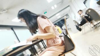 经济学系花,没忍住趴桌底欣赏粉裙下诱人的春光0