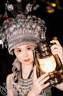 露脸反差之最近超火爆的苗族服饰游客美女0