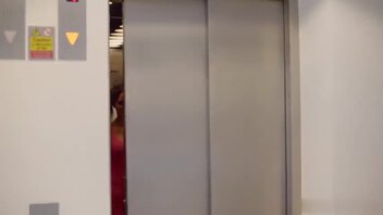 国外小伙被女友妈妈勾引