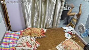 每日惊喜不断4，偷偷打开同事家中的摄像头，偷窥他的老婆在床上不穿衣服