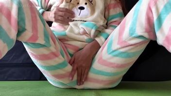 宝宝自慰竟然喷水了.