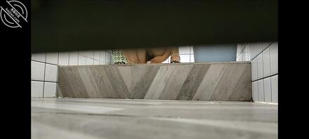 偷拍少妇女店员上厕所，穴肥毛多0