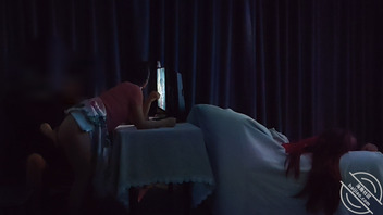 【母子乱伦】和妈妈在小姨背后偷情，妈妈最紧张的一次（视频贴）