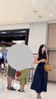 蜂腰肥臀黑长裙美少妇裙底白花花的大屁股令人向往 逛金店母女灰色内裤好老气