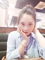 表嫂掀开衣服让我欣赏美乳，太刺激了