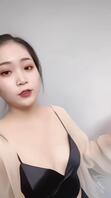 一边和老公视频，一边偷情，还问老公喜欢当王八吗