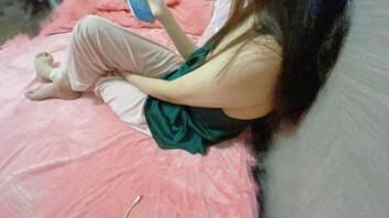 终于跟妈妈同床了,不知道妈妈昨晚睡没睡着!1