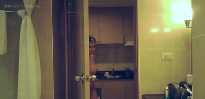 【酒店浴室科技偷拍】又大又圆，这大扎手感不得哇塞到爆