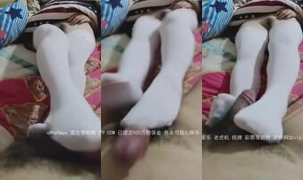调教99年小女友，最喜欢白丝袜足交