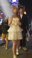 【裙底白丁】白裙妹子和男友逛街，看看裙底的白色丁字裤。
