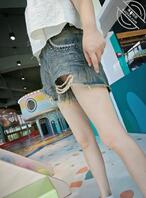 小姨超短漏逼热裤，商场以及游乐场回头率100%，故意的还是她不知道漏了。1