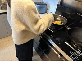153.	 厨房忙碌的姐姐是那么知性，成熟的气息很迷人0