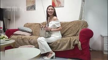 口活风骚嫂子说在她这个年龄最喜欢每天都做爱，嫂子在沙发上被我爆操高潮喷水