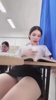 【福利】我的亲表妹在学校自拍抚摸大奶子漏出白色内裤，看来又寂寞了