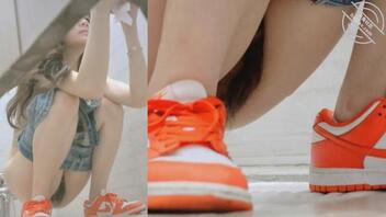 高档餐厅女厕全景偷拍两位美女多毛肥鲍鱼 1