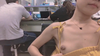 反差学姐实验室当着同事大胆漏奶自慰喷水！