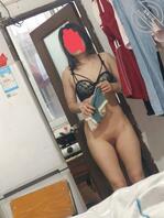 我老婆，想看别人艹她，胸小了一点，逼还可以0