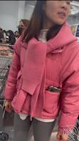 蛮漂亮小少妇穿粉色显眼外套 紧身裤勒出三角区 当着她老公面怼逼拍 刺激啊1