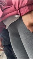 蛮漂亮小少妇穿粉色显眼外套 紧身裤勒出三角区 当着她老公面怼逼拍 刺激啊