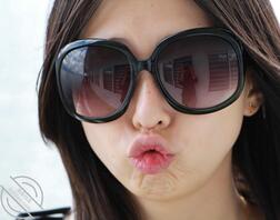 反差人妻脸足穴同框展示2