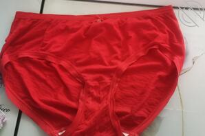 绿母，给爸爸们射屏骚妈妈的骚逼和内裤2