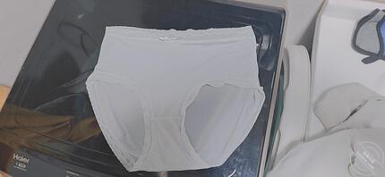 射进大姨姐的化妆品里，垃圾桶里还有用过的避孕套2