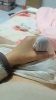 网友用老婆的骚内裤对着媳妇大屁股撸鸡巴