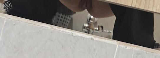 厕所偷拍厕拍女大学生 兄弟们评论区多多交流 看看这些逼都是什么水平和户型