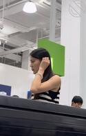 抄底五位美少妇的裙底 黑白条纹连衣裙高颜值美女透明窄内能看见好多黑毛啊1