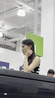 抄底五位美少妇的裙底 黑白条纹连衣裙高颜值美女透明窄内能看见好多黑毛啊