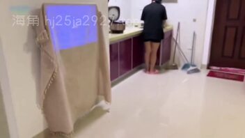 晚上给老公搞，白天又要伺候儿子，当妈妈真辛苦……