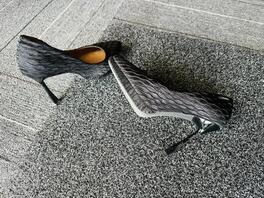 奇怪了,我放在办公室的高跟鞋经常有一股怪味儿2