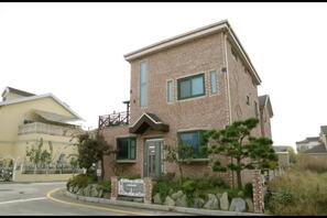 和妈妈的朋友在家偷偷操逼