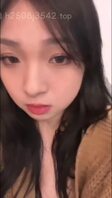 自己的大学生女友调教成淫荡的母狗肉便器，带出来和兄弟们玩3P，多P
