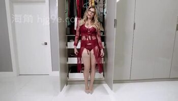 国外骚妈在房间穿情趣内衣勾引儿子