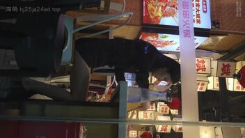 【超短裙美女吃火锅屁股直接露在外面跟进店里拍裙底】
