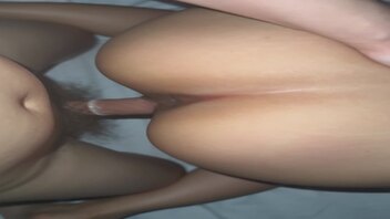 大屁股颜值骚妻，有过 3p 经历，极度容易高潮，狼友们狠狠射她