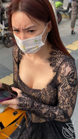 街拍大作，这奶子确实大，爱了爱了，好像发现被拍了！