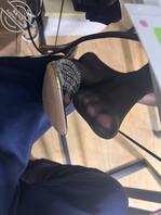 给直播中的网红小姨按脚吃逼-免费视频分享1