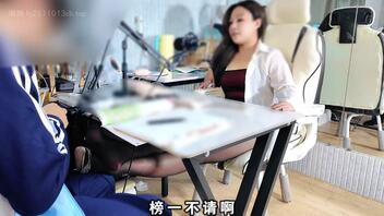 给直播中的网红小姨按脚吃逼-免费视频分享